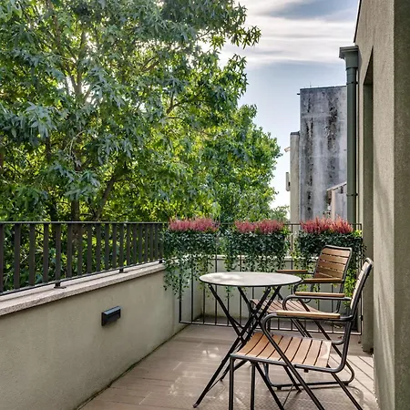 Avus M And By Da'home * ポルト