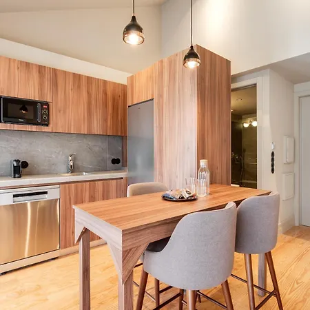 Avus M And By Da'home Apartman *