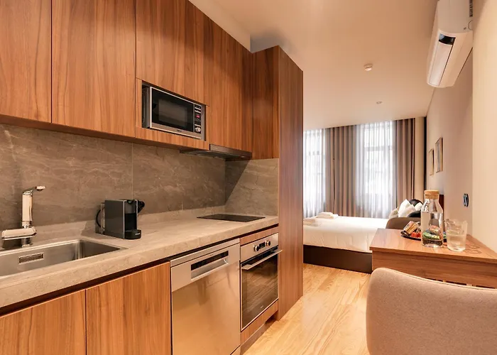 Avus M And By Da'home Oporto