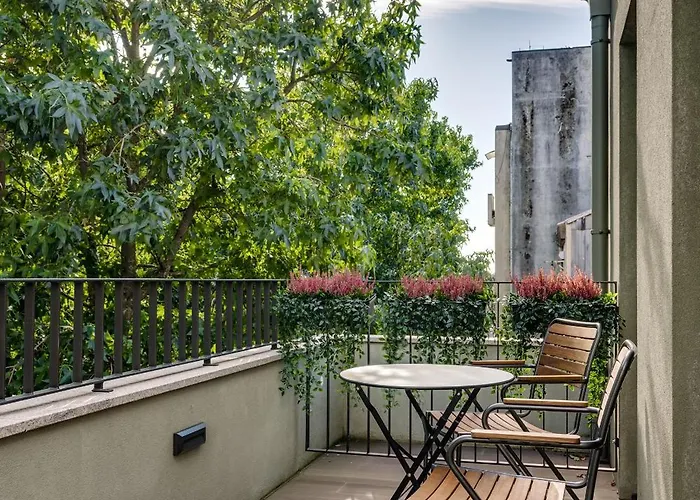 Avus M And By Da'home * Oporto