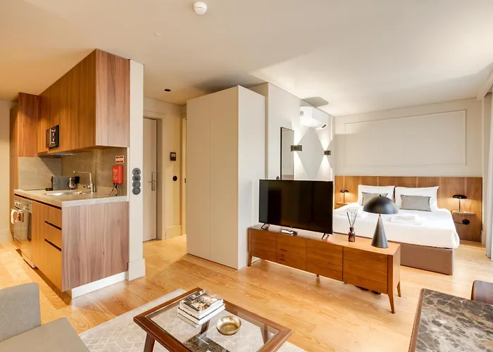 Avus M And By Da'home Oporto