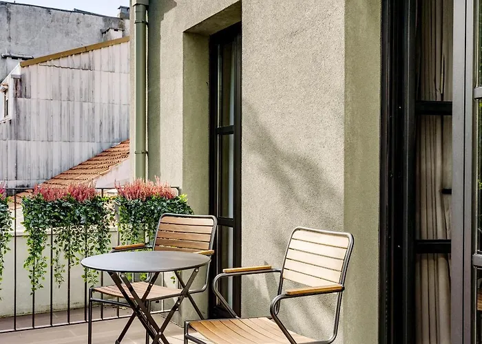 Avus M And By Da'home Oporto