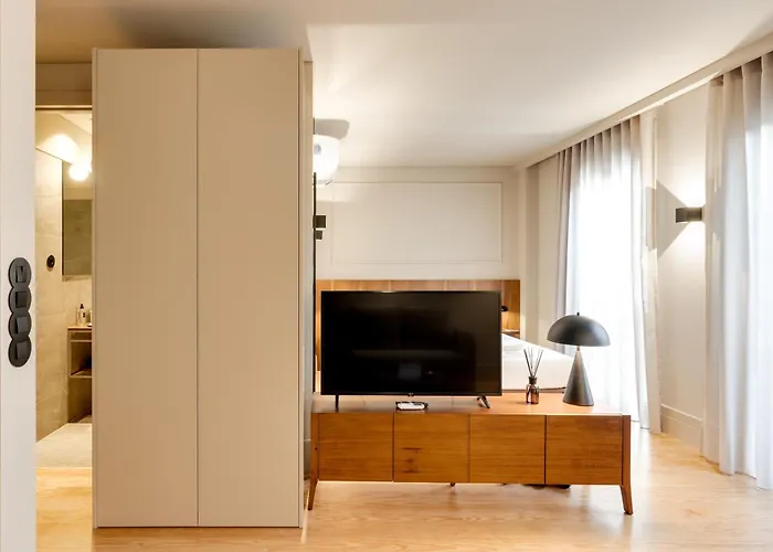 Avus M And By Da'home Oporto