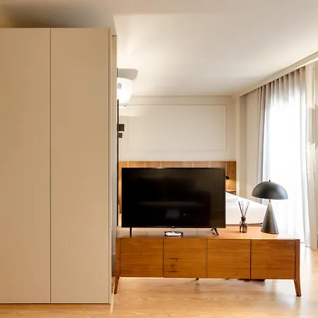 Avus M And By Da'home Porto